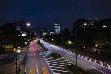 Tokyo 'daki şehir caddesinde gece trafiği sıkışıklığı. Yüksek kalite fotoğraf. Chiyoda bölgesi Tokyo 08.23.2024 Tokyo 'nun merkezidir.. 