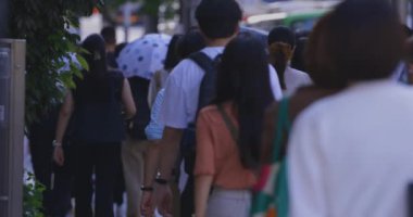 Tokyo 'daki iş kasabasında yürüyen insanlar. Yüksek kalite 4K görüntü. Koto bölgesi Tokyo 09.06.2024 Tokyo 'nun merkezidir..
