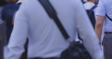 Tokyo 'daki iş kasabasında yürüyen insanlar. Yüksek kalite 4K görüntü. Koto bölgesi Tokyo 09.06.2024 Tokyo 'nun merkezidir..