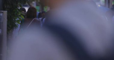 Tokyo 'daki iş kasabasında yürüyen insanlar. Yüksek kalite 4K görüntü. Koto bölgesi Tokyo 09.06.2024 Tokyo 'nun merkezidir..