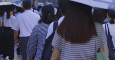 Tokyo 'daki iş kasabasında yürüyen insanlar. Yüksek kalite 4K görüntü. Koto bölgesi Tokyo 09.06.2024 Tokyo 'nun merkezidir..