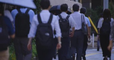 Tokyo 'daki iş kasabasında yürüyen insanlar. Yüksek kalite 4K görüntü. Koto bölgesi Tokyo 09.06.2024 Tokyo 'nun merkezidir..