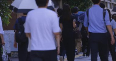 Tokyo 'daki iş kasabasında yürüyen insanlar. Yüksek kalite 4K görüntü. Koto bölgesi Tokyo 09.06.2024 Tokyo 'nun merkezidir..