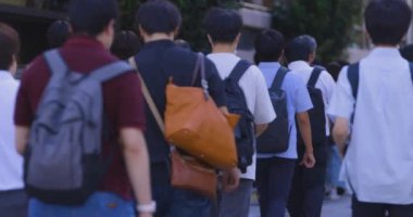 Tokyo 'daki iş kasabasında yürüyen insanlar. Yüksek kalite 4K görüntü. Koto bölgesi Tokyo 09.06.2024 Tokyo 'nun merkezidir..