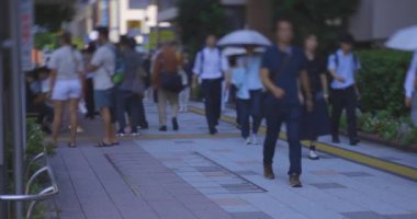 Tokyo 'daki iş kasabasında yürüyen insanlar. Yüksek kalite 4K görüntü. Koto bölgesi Tokyo 09.06.2024 Tokyo 'nun merkezidir..