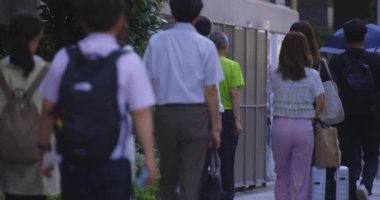 Tokyo 'daki iş kasabasında yürüyen insanlar. Yüksek kalite 4K görüntü. Koto bölgesi Tokyo 09.06.2024 Tokyo 'nun merkezidir..