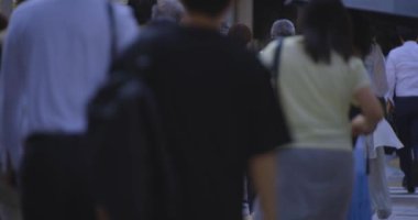 Tokyo 'daki iş kasabasında yürüyen insanlar. Yüksek kalite 4K görüntü. Koto bölgesi Tokyo 09.06.2024 Tokyo 'nun merkezidir..