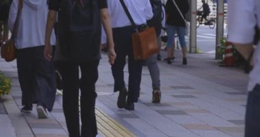 Tokyo 'daki iş kasabasında yürüyen insanlar. Yüksek kalite 4K görüntü. Koto bölgesi Tokyo 09.06.2024 Tokyo 'nun merkezidir..