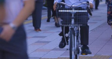 Tokyo 'daki iş kasabasında yürüyen insanlar. Yüksek kalite 4K görüntü. Koto bölgesi Tokyo 09.06.2024 Tokyo 'nun merkezidir..