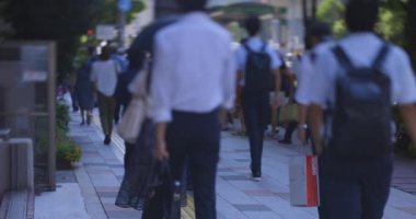 Tokyo 'daki iş kasabasında yürüyen insanlar. Yüksek kalite 4K görüntü. Koto bölgesi Tokyo 09.06.2024 Tokyo 'nun merkezidir..