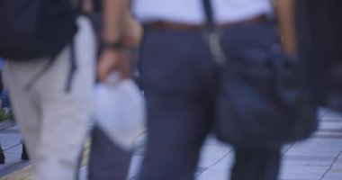 Tokyo 'daki iş kasabasında yürüyen insanlar. Yüksek kalite 4K görüntü. Koto bölgesi Tokyo 09.06.2024 Tokyo 'nun merkezidir..