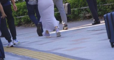 Tokyo 'daki iş kasabasında yürüyen insanlar. Yüksek kalite 4K görüntü. Koto bölgesi Tokyo 09.06.2024 Tokyo 'nun merkezidir..