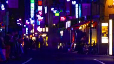 Shinjuku 'nun neon kasabasında gece manzarası. Yüksek kalite 4K görüntü. Shinjuku bölgesi Tokyo Tokyo 09.05.2024 Tokyo 'nun merkezidir. Neonboard metnindeki çeviri