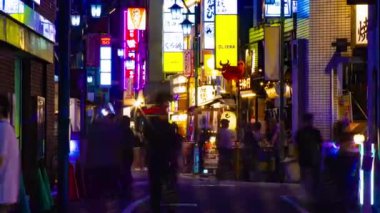 Shinjuku 'nun neon kasabasında gece manzarası. Yüksek kalite 4K görüntü. Shinjuku bölgesi Tokyo Tokyo 09.05.2024 Tokyo 'nun merkezidir. Neonboard metnindeki çeviri