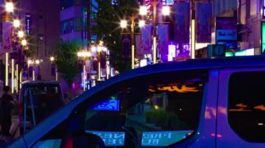 Shinjuku 'nun neon kasabasında gece manzarası. Yüksek kalite 4K görüntü. Shinjuku bölgesi Tokyo Tokyo 09.05.2024 Tokyo 'nun merkezidir. Neonboard metnindeki çeviri