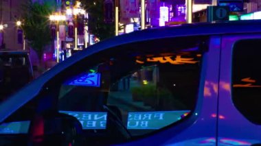 Shinjuku 'nun neon kasabasında gece manzarası. Yüksek kalite 4K görüntü. Shinjuku bölgesi Tokyo Tokyo 09.05.2024 Tokyo 'nun merkezidir. Neonboard metnindeki çeviri