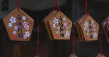 Tokyo 'daki Nanasha tapınağında geleneksel bir manzara. Yüksek kalite 4K görüntü. Kita bölgesi Nishigawara Tokyo 10.11.2024 Sınav başarısı için tablet metne çeviri.