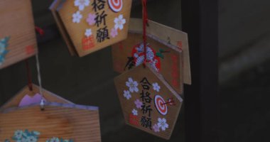 Tokyo 'daki Nanasha tapınağında geleneksel bir manzara. Yüksek kalite 4K görüntü. Kita bölgesi Nishigawara Tokyo 10.11.2024 Sınav başarısı için tablet metne çeviri.