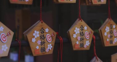 Tokyo 'daki Nanasha tapınağında geleneksel bir manzara. Yüksek kalite 4K görüntü. Kita bölgesi Nishigawara Tokyo 10.11.2024 Sınav başarısı için tablet metne çeviri.