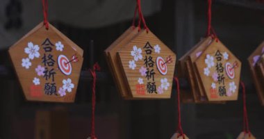 Tokyo 'daki Nanasha tapınağında geleneksel bir manzara. Yüksek kalite 4K görüntü. Kita bölgesi Nishigawara Tokyo 10.11.2024 Sınav başarısı için tablet metne çeviri.