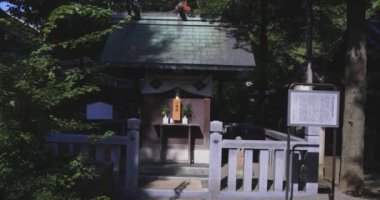 Tokyo 'daki Nanasha tapınağında geleneksel bir manzara. Yüksek kalite 4K görüntü. Kita bölgesi Nishigawara Tokyo 10.11.2024 Tokyo 'da bir Japon tapınağıdır.. 