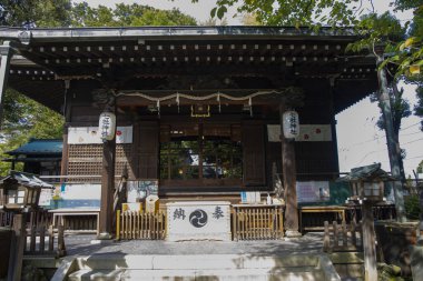 Tokyo 'daki Nanasha tapınağında bir tapınak. Yüksek kalite fotoğraf. Kita bölgesi Nishigawara Tokyo 10.11.2024 Tokyo 'da bir Japon tapınağıdır.. 