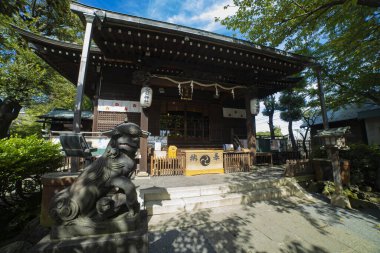 Tokyo 'daki Nanasha tapınağında bir tapınak. Yüksek kalite fotoğraf. Kita bölgesi Nishigawara Tokyo 10.11.2024 Tokyo 'da bir Japon tapınağıdır.. 