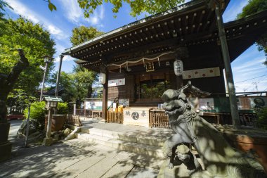 Tokyo 'daki Nanasha tapınağında bir tapınak. Yüksek kalite fotoğraf. Kita bölgesi Nishigawara Tokyo 10.11.2024 Tokyo 'da bir Japon tapınağıdır.. 