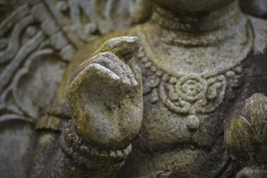 Japon tapınağında bir Budizm taşı heykeli. Yüksek kalite fotoğraf. Higashimurayama Bölgesi Tokyo Japonya 11.14.2024 Japon tapınağında bulunan bir dinsel taş heykel..