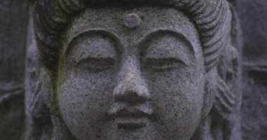 Japon tapınağında bir Budizm taşı heykeli. Yüksek kalite 4K görüntü. Higashimurayama Bölgesi Tokyo Japonya 11.14.2024 Japon tapınağında bulunan bir dinsel taş heykel..