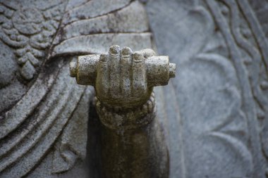 Japon tapınağında bir Budizm taşı heykeli. Yüksek kalite fotoğraf. Higashimurayama Bölgesi Tokyo Japonya 11.14.2024 Japon tapınağında bulunan bir dinsel taş heykel..