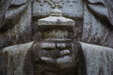Japon tapınağında bir Budizm taşı heykeli. Yüksek kalite fotoğraf. Higashimurayama Bölgesi Tokyo Japonya 11.14.2024 Japon tapınağında bulunan bir dinsel taş heykel..