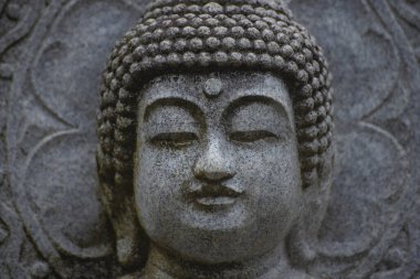 Japon tapınağında bir Budizm taşı heykeli. Yüksek kalite fotoğraf. Higashimurayama Bölgesi Tokyo Japonya 11.14.2024 Japon tapınağında bulunan bir dinsel taş heykel..