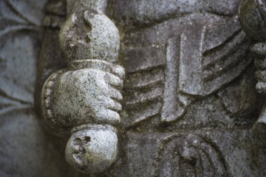 Japon tapınağında bir Budizm taşı heykeli. Yüksek kalite fotoğraf. Higashimurayama Bölgesi Tokyo Japonya 11.14.2024 Japon tapınağında bulunan bir dinsel taş heykel..