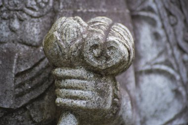 Japon tapınağında bir Budizm taşı heykeli. Yüksek kalite fotoğraf. Higashimurayama Bölgesi Tokyo Japonya 11.14.2024 Japon tapınağında bulunan bir dinsel taş heykel..