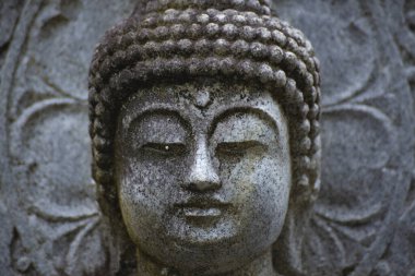 Japon tapınağında bir Budizm taşı heykeli. Yüksek kalite fotoğraf. Higashimurayama Bölgesi Tokyo Japonya 11.14.2024 Japon tapınağında bulunan bir dinsel taş heykel..