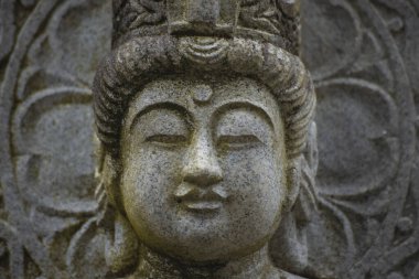 Japon tapınağında bir Budizm taşı heykeli. Yüksek kalite fotoğraf. Higashimurayama Bölgesi Tokyo Japonya 11.14.2024 Japon tapınağında bulunan bir dinsel taş heykel..