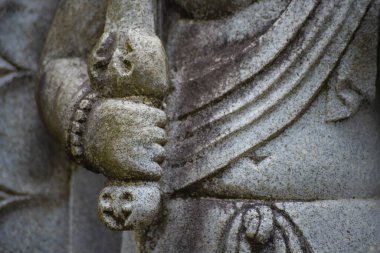 Japon tapınağında bir Budizm taşı heykeli. Yüksek kalite fotoğraf. Higashimurayama Bölgesi Tokyo Japonya 11.14.2024 Japon tapınağında bulunan bir dinsel taş heykel..