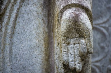 Japon tapınağında bir Budizm taşı heykeli. Yüksek kalite fotoğraf. Higashimurayama Bölgesi Tokyo Japonya 11.14.2024 Japon tapınağında bulunan bir dinsel taş heykel..