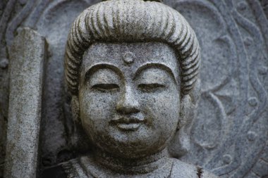 Japon tapınağında bir Budizm taşı heykeli. Yüksek kalite fotoğraf. Higashimurayama Bölgesi Tokyo Japonya 11.14.2024 Japon tapınağında bulunan bir dinsel taş heykel..