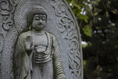 Japon tapınağında bir Budizm taşı heykeli. Yüksek kalite fotoğraf. Higashimurayama Bölgesi Tokyo Japonya 11.14.2024 Japon tapınağında bulunan bir dinsel taş heykel..