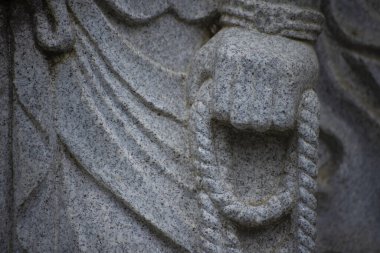 Japon tapınağında bir Budizm taşı heykeli. Yüksek kalite fotoğraf. Higashimurayama Bölgesi Tokyo Japonya 11.14.2024 Japon tapınağında bulunan bir dinsel taş heykel..