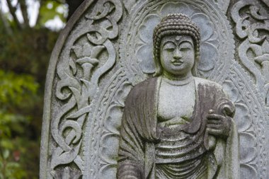Japon tapınağında bir Budizm taşı heykeli. Yüksek kalite fotoğraf. Higashimurayama Bölgesi Tokyo Japonya 11.14.2024 Japon tapınağında bulunan bir dinsel taş heykel..