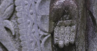 Japon tapınağında bir Budizm taşı heykeli. Yüksek kalite 4K görüntü. Higashimurayama Bölgesi Tokyo Japonya 11.14.2024 Japon tapınağında bulunan bir dinsel taş heykel..