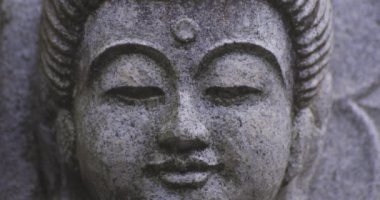 Japon tapınağında bir Budizm taşı heykeli. Yüksek kalite 4K görüntü. Higashimurayama Bölgesi Tokyo Japonya 11.14.2024 Japon tapınağında bulunan bir dinsel taş heykel..