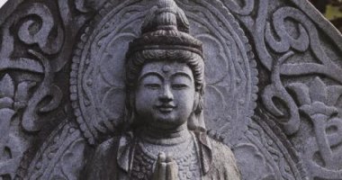 Japon tapınağında bir Budizm taşı heykeli. Yüksek kalite 4K görüntü. Higashimurayama Bölgesi Tokyo Japonya 11.14.2024 Japon tapınağında bulunan bir dinsel taş heykel..