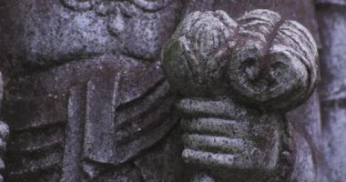 Japon tapınağında bir Budizm taşı heykeli. Yüksek kalite 4K görüntü. Higashimurayama Bölgesi Tokyo Japonya 11.14.2024 Japon tapınağında bulunan bir dinsel taş heykel..
