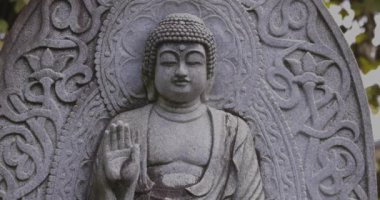 Japon tapınağında bir Budizm taşı heykeli. Yüksek kalite 4K görüntü. Higashimurayama Bölgesi Tokyo Japonya 11.14.2024 Japon tapınağında bulunan bir dinsel taş heykel..