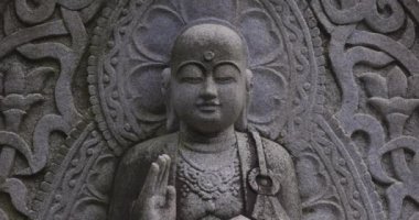 Japon tapınağında bir Budizm taşı heykeli. Yüksek kalite 4K görüntü. Higashimurayama Bölgesi Tokyo Japonya 11.14.2024 Japon tapınağında bulunan bir dinsel taş heykel..