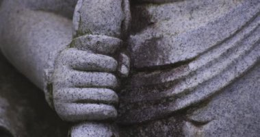 Japon tapınağında bir Budizm taşı heykeli. Yüksek kalite 4K görüntü. Higashimurayama Bölgesi Tokyo Japonya 11.14.2024 Japon tapınağında bulunan bir dinsel taş heykel..